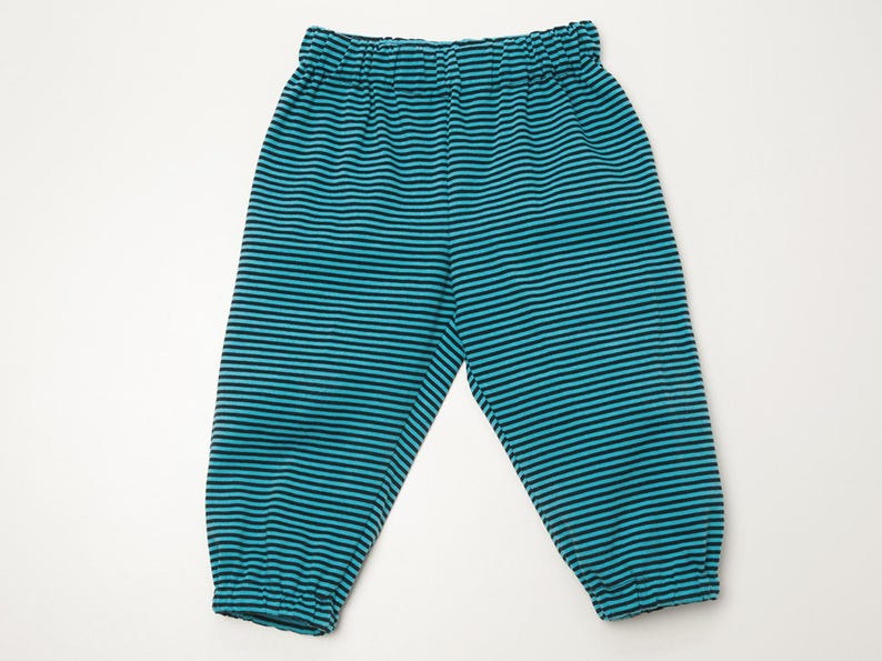 Vorderansicht gestreifte türkis-schwarze Pumphose, sichtbarer Gummibund und Bündchen, Babyhose Schnittmuster PDF