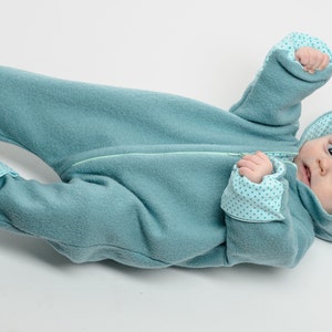 Digitales Nähmuster Baby Kleidung Design PDF Download Jumpsuit Kollektion Säuglingskleidung Nähprojekt Bundle Größenbereich Ein Monat bis Achtzehn Monate Reißverschluss Design Optionen Bündchen Variationen Komplette Anleitung Sofortiger Download Format