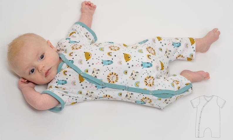 Schräg liegender Baby-Strampler, Detail der Beinabschlüsse und Prints, baby einteiler schnittmuster für Sommer und Langarm Variante