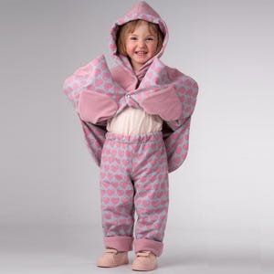 Kind spreizt Arme, runder Saum und Taschen sichtbar, Poncho Schnittmuster Baby, praktisches Anziehen