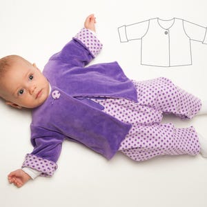 Peut inclure: Une veste en velours violet avec une fermeture à un bouton et des manches longues à revers à pois, assortie à une combinaison à pois violets et blancs. Un dessin au trait noir et blanc du modèle de la veste est inclus dans le coin.
