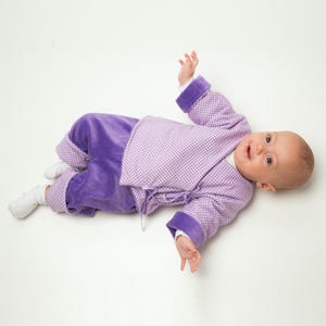 Baby auf weißem Hintergrund, V-Ausschnitt-Jacke in Flieder mit kontrastfarbenen Bündchen, baby cardigan schnittmuster pdf