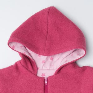 Kapuzennahaufnahme, rosa Fleece außen, hellrosa Jersey mit Sternen innen, geeignetes baby overall schnittmuster pdf