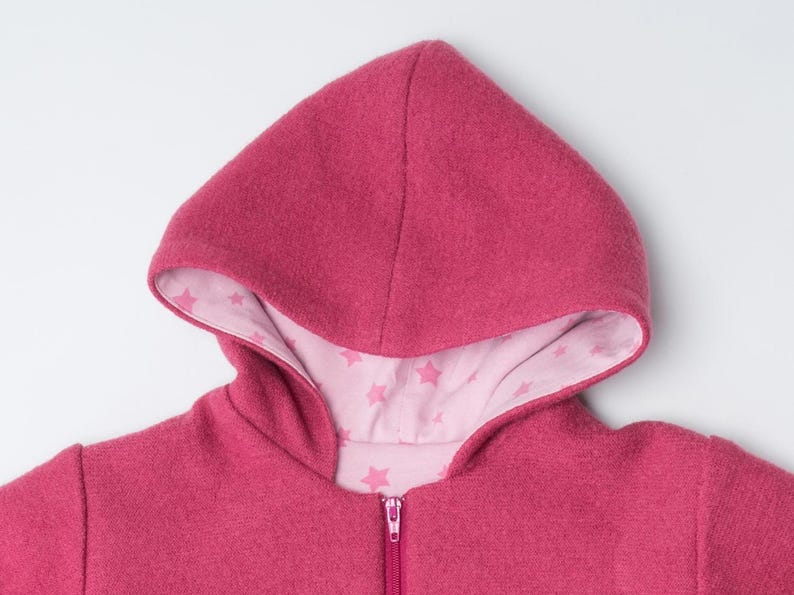 Kapuzennahaufnahme, rosa Fleece außen, hellrosa Jersey mit Sternen innen, geeignetes baby overall schnittmuster pdf