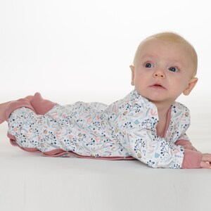 Auf dem Bauch liegendes Baby, Knopfleiste aus Druckknöpfen bis Bein sichtbar, baby strampler pdf schnittmuster, praktisch
