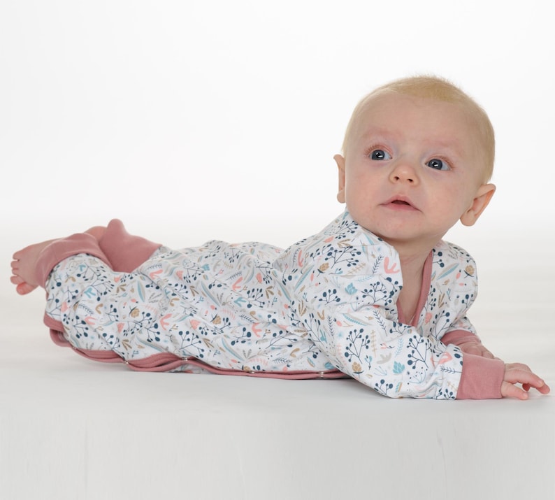 Auf dem Bauch liegendes Baby, Knopfleiste aus Druckknöpfen bis Bein sichtbar, baby strampler pdf schnittmuster, praktisch