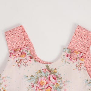 Detail der gefütterten Passe und breiten Träger aus rosa Musterstoff, Babykleid Schnittmuster PDF Detail