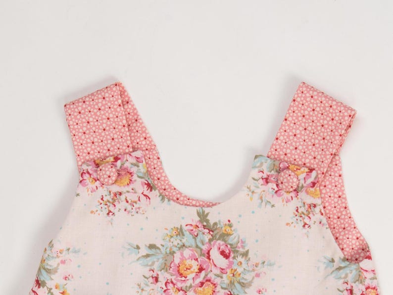 Detail der gefütterten Passe und breiten Träger aus rosa Musterstoff, Babykleid Schnittmuster PDF Detail