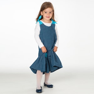 Kinder Kleid Schnittmuster 74 152, Mädchen schwenkt dunkelblaues Rüschenkleid, Bewegungsansicht