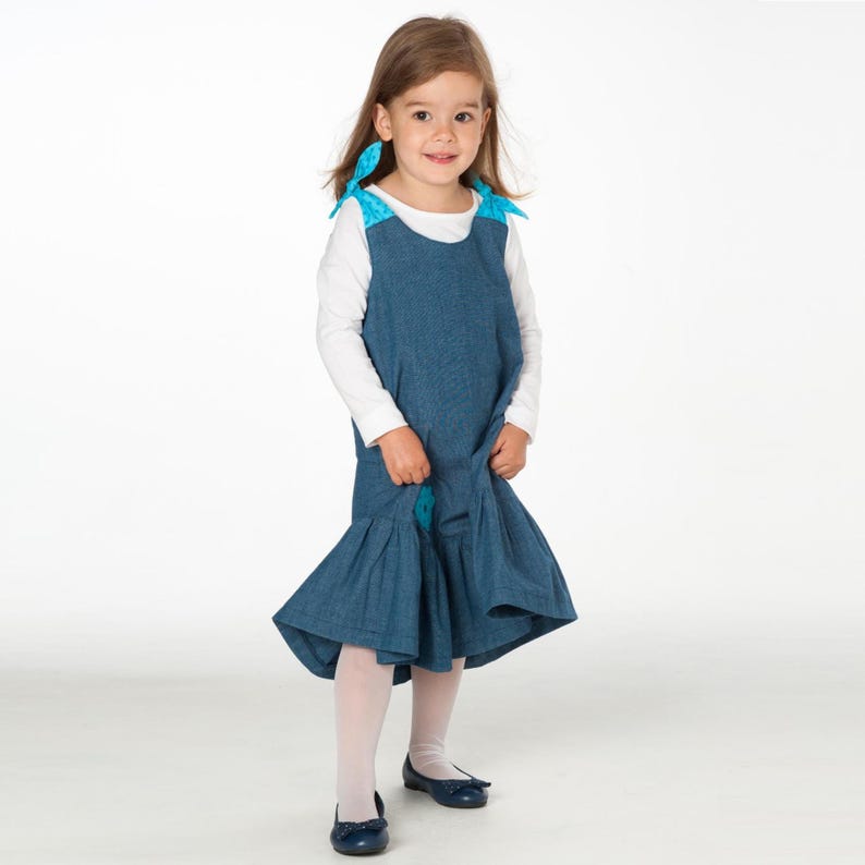 Kinder Kleid Schnittmuster 74 152, Mädchen schwenkt dunkelblaues Rüschenkleid, Bewegungsansicht