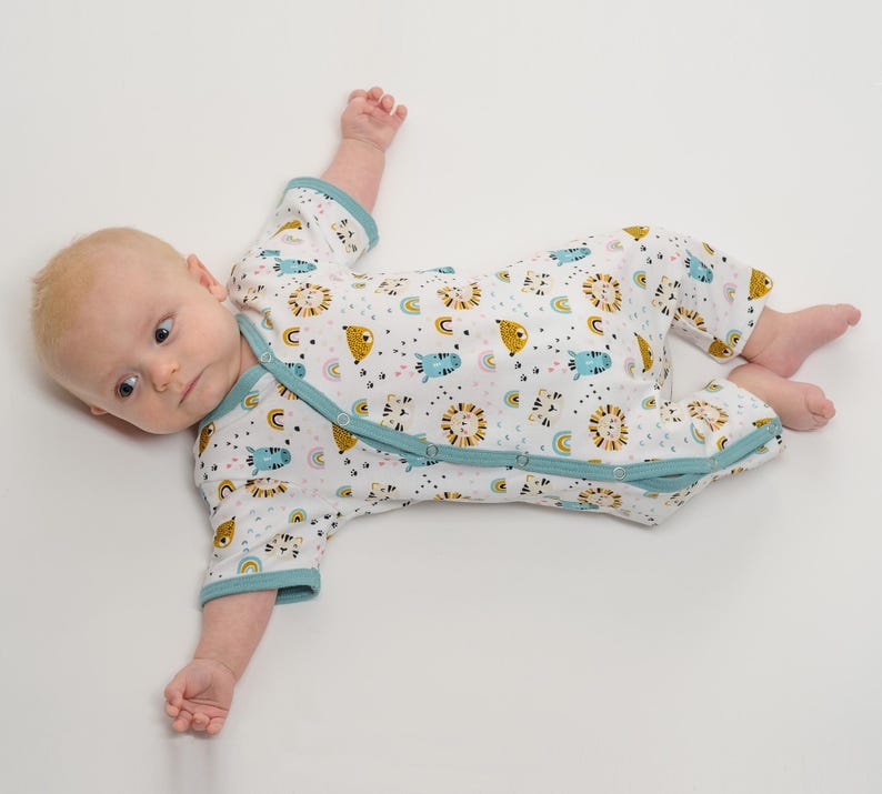 Nahaufnahme seitlich liegender Baby-Einteiler, kontrastfarbene Einfassung am Ausschnitt, baby strampler pdf für Anfänger