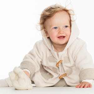 Kriechendes Baby im Vordergrund, Jacke offen, weiches Futter sichtbar, wendehose schnittmuster baby Idee