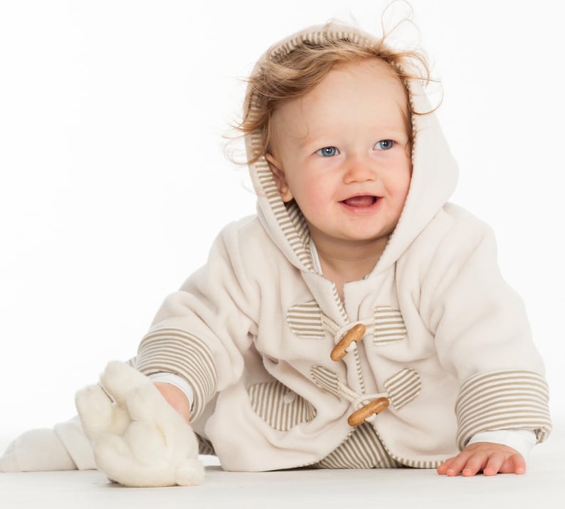 Kriechendes Baby im Vordergrund, Jacke offen, weiches Futter sichtbar, wendehose schnittmuster baby Idee