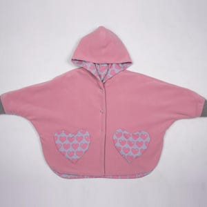 Flachgelegt, Poncho offen mit Herztaschen und Zipper, Kinder Poncho PDF Schnittmuster, Schnittübersicht