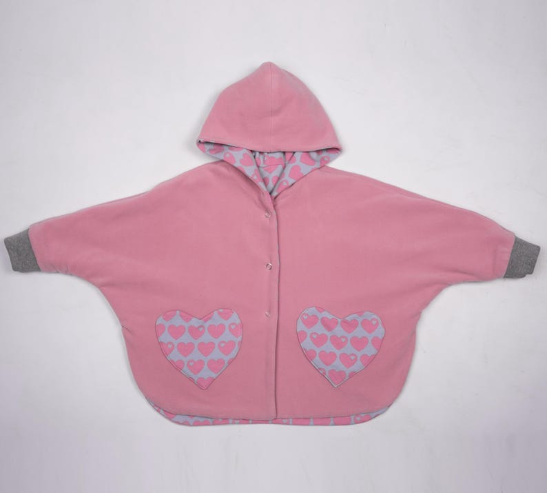 Flachgelegt, Poncho offen mit Herztaschen und Zipper, Kinder Poncho PDF Schnittmuster, Schnittübersicht