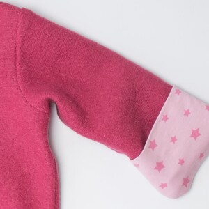 Ärmelansicht mit gepunktetem Jersey-Bündchen, Naht- und Stoffstruktur sichtbar, baby overall schnittmuster pdf