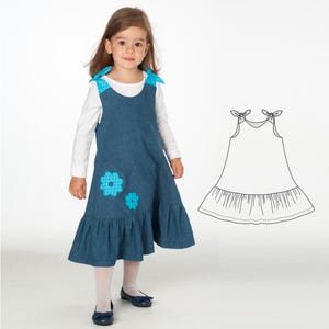 Wendekleid Schnittmuster, blaues Denim Pinafore mit Blumenapplikation, gestylt mit Langarmshirt
