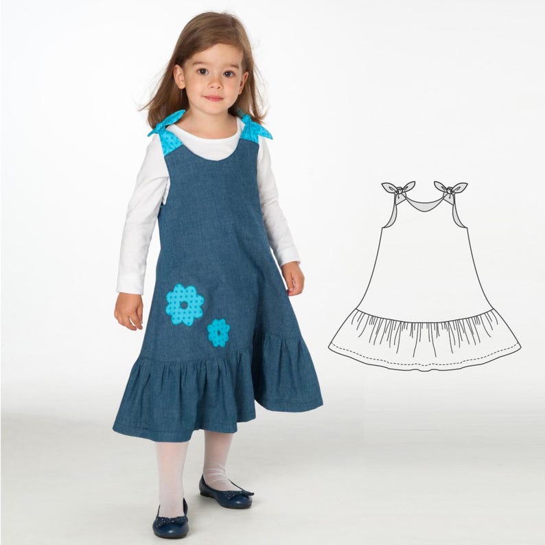 Wendekleid Schnittmuster, blaues Denim Pinafore mit Blumenapplikation, gestylt mit Langarmshirt