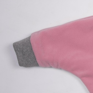 Detailansicht Ärmelnaht und Bündchen, elastisches Grau mit rosa Fleece, Fleece Poncho Kinder Schnittmuster