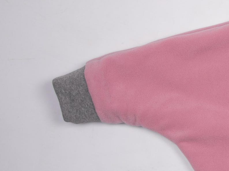 Detailansicht Ärmelnaht und Bündchen, elastisches Grau mit rosa Fleece, Fleece Poncho Kinder Schnittmuster