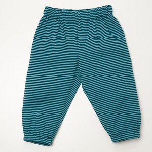 Genähtes Baby-Set mit Jacke und Hose aus French Terry, flach arrangiert