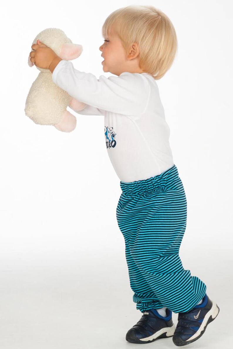 Seitenansicht Kleinkind mit Spielzeug, Hose sitzt locker im Schritt, Nähanleitung Babyhose im Babyhose Schnittmuster PDF