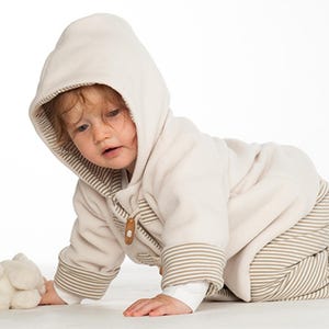 Krabbelndes Baby frontal, Kapuze auf, gestreifte Wendehose passend zur Jacke, wendehose baby nähen Anleitung