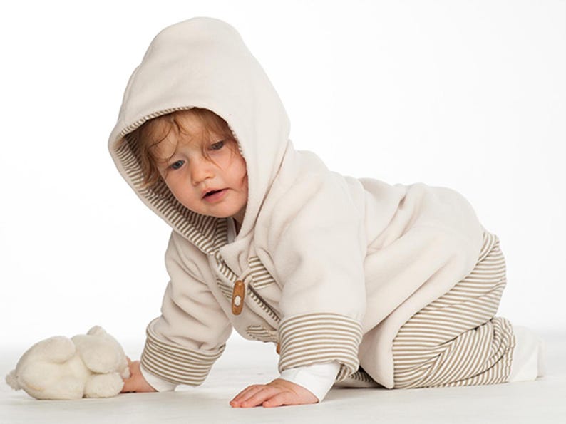Krabbelndes Baby frontal, Kapuze auf, gestreifte Wendehose passend zur Jacke, wendehose baby nähen Anleitung