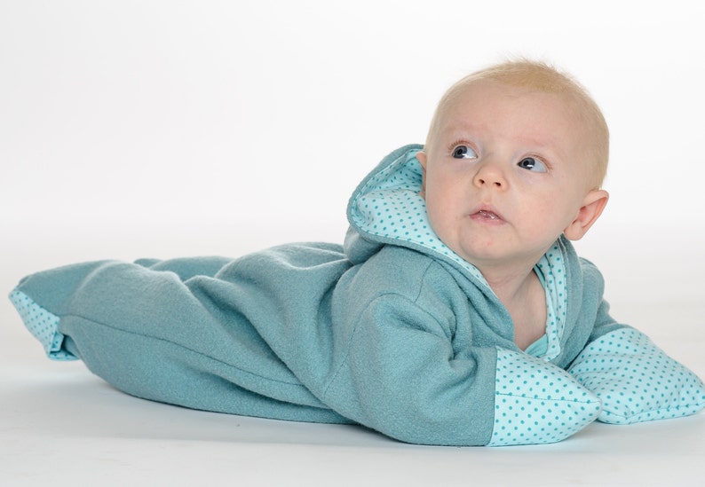 Digitales Nähmuster Baby Kleidung Design PDF Download Jumpsuit Kollektion Säuglingskleidung Nähprojekt Bundle Größenbereich Ein Monat bis Achtzehn Monate Reißverschluss Design Optionen Bündchen Variationen Komplette Anleitung Sofortiger Download Format