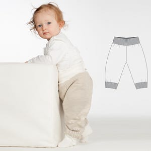 Kleines Kind steht am Würfel, Rückenansicht der Jacke, lange Passform, pdf schnittmuster babykleidung erklärt