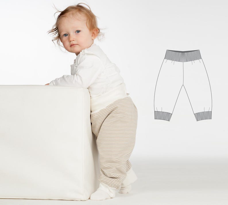 Kleines Kind steht am Würfel, Rückenansicht der Jacke, lange Passform, pdf schnittmuster babykleidung erklärt