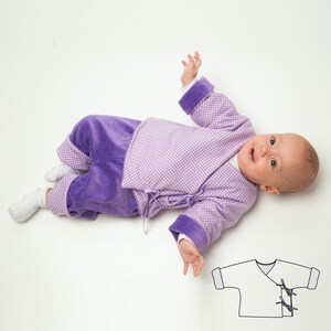 Liegendes Baby in flieder-lila V-Ausschnitt-Jacke und Hose, lockere Passform, babyjacke schnittmuster pdf