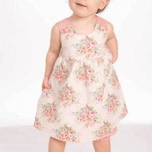 Volle Frontansicht, Kind trägt A-Linien Babykleid mit feinem Blumenprint, einfaches babykleid nähen Idee
