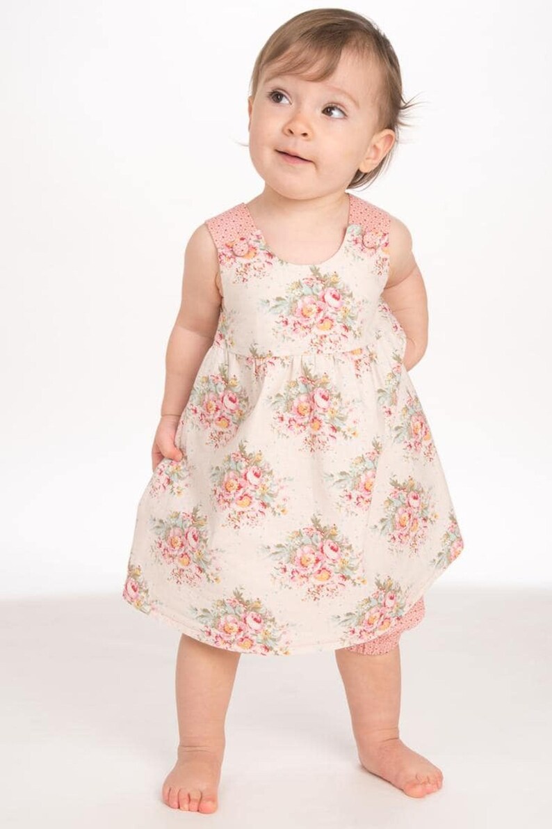 Volle Frontansicht, Kind trägt A-Linien Babykleid mit feinem Blumenprint, einfaches babykleid nähen Idee