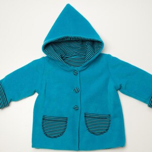 Frontansicht gefütterte Kapuzenjacke mit Druckknöpfen und gestreiften Taschen, kapuzenjacke baby schnittmuster