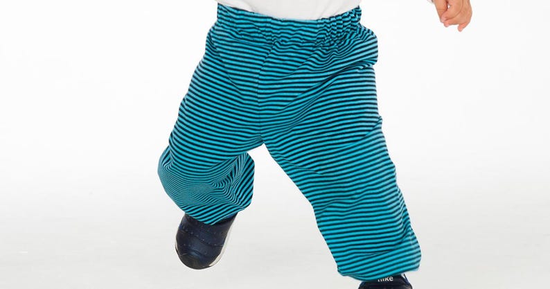 Kleinkind in voluminöser Jersey-Pumphose beim Gehen, weite Beinform für Spiel, PDF Schnittmuster Hose Baby, anfängerfreundlich