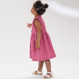 Seitliche Kinderansicht im pinken Sommerkleid, zarte Schulter-Rüschen und ausgestellter Rock, Mädchenkleid Schnittmuster PDF