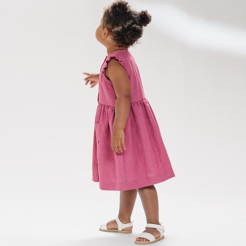 Seitliche Kinderansicht im pinken Sommerkleid, zarte Schulter-Rüschen und ausgestellter Rock, Mädchenkleid Schnittmuster PDF