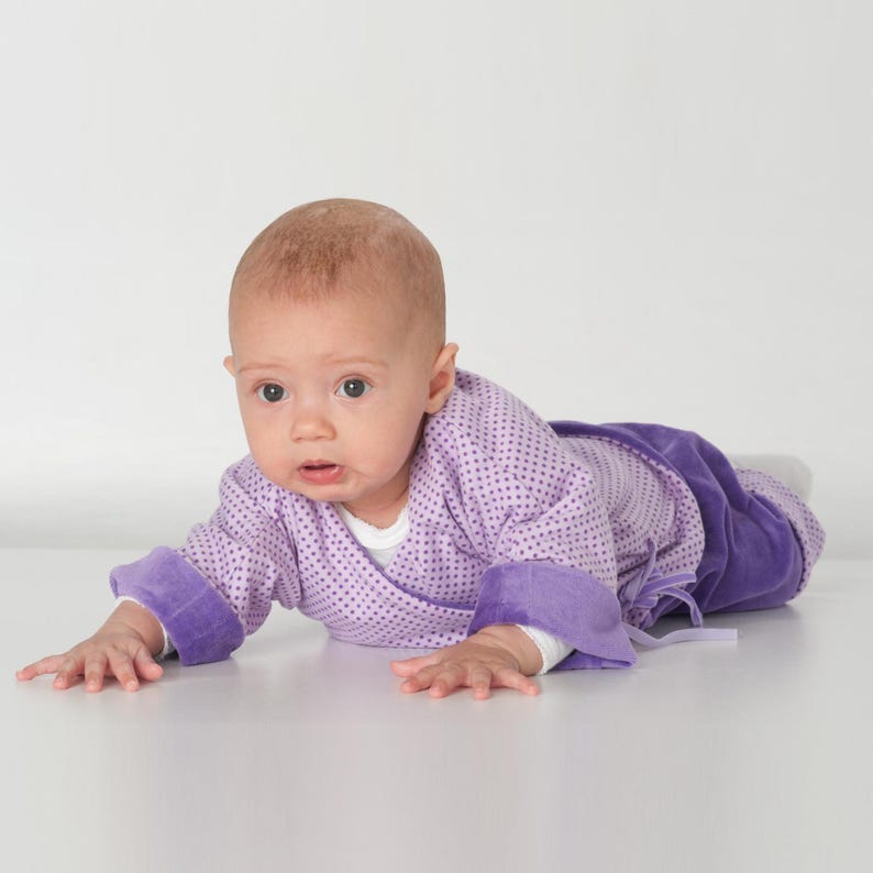 Nahaufnahme, Baby schaut nach vorn, weiche Jerseyjacke mit Bündchen und 3/4-Ärmeln, neugeborenen jacke schnittmuster