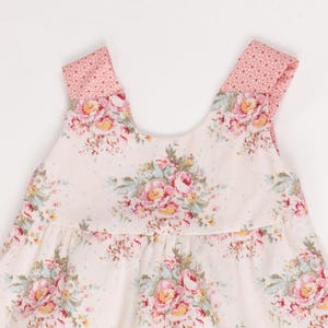 Flacher Ausschnitt mit rosa Trägerpatch, gefütterte Passe und Zierdetails, schnittmuster babykleid anfänger