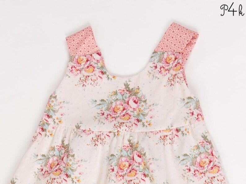 Flacher Ausschnitt mit rosa Trägerpatch, gefütterte Passe und Zierdetails, schnittmuster babykleid anfänger