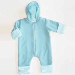 Türkisfarbener Kapuzenoverall flachliegend, Punkte-Jersey-Futter sichtbar, ideal als baby overall schnittmuster pdf