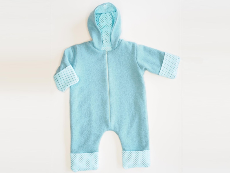 Türkisfarbener Kapuzenoverall flachliegend, Punkte-Jersey-Futter sichtbar, ideal als baby overall schnittmuster pdf
