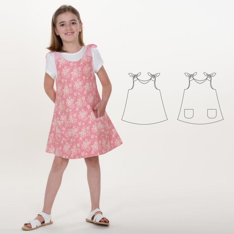 Kleid mit Knöpfen Schnittmuster, Mädchen trägt rosa Blumenkleid über T-Shirt, verspielte Sommeroptik