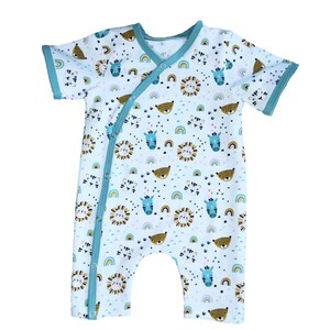 Freigestellter Baby Overall mit diagonaler Knopfleiste, kontrastbesatz, baby overall mit knopfleiste, baby strampler pdf