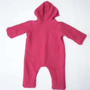 Rosa flachliegender Overall komplett, lange Front-Reißverschluss erkennbar, baby geschenk selber nähen, baby overall schnittmuster pdf