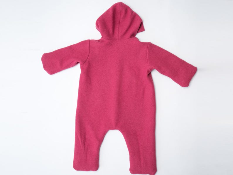 Rosa flachliegender Overall komplett, lange Front-Reißverschluss erkennbar, baby geschenk selber nähen, baby overall schnittmuster pdf