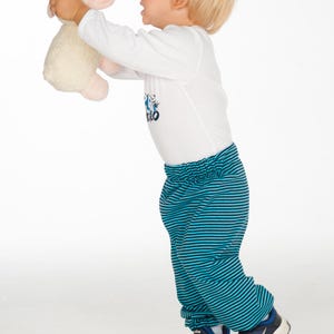 Genähtes Baby-Set mit Jacke und Hose aus French Terry, flach arrangiert