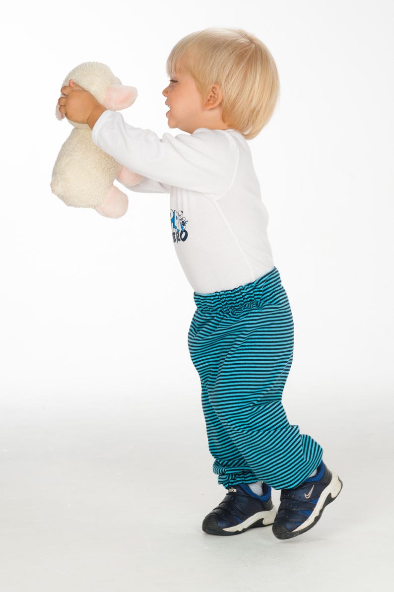 Genähtes Baby-Set mit Jacke und Hose aus French Terry, flach arrangiert