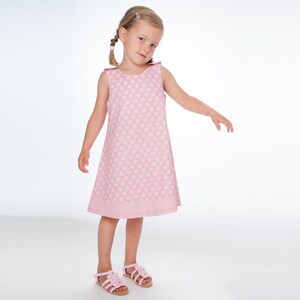 Trägerkleid Schnittmuster Mädchen, seitliche Ansicht rosa Musselin-ähnliches Kleid, einfache Passform
